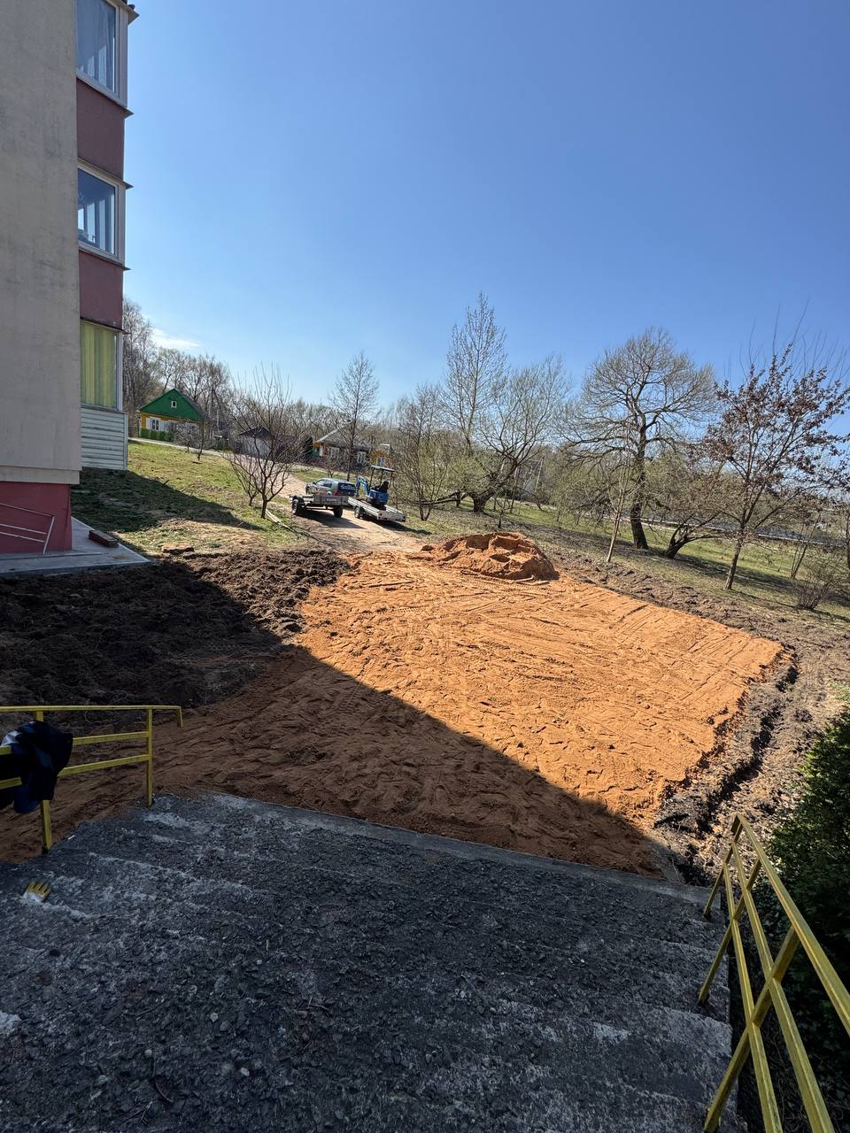 Планировка участка и выравнивание грунта экскаватором